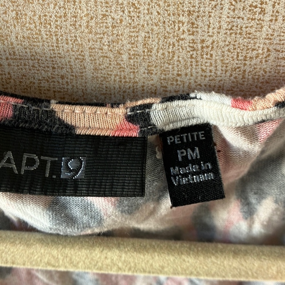 FINAL MARKDOWN Apt. 9 Petite dress with Floral Design petite med - Picture 2 of 11